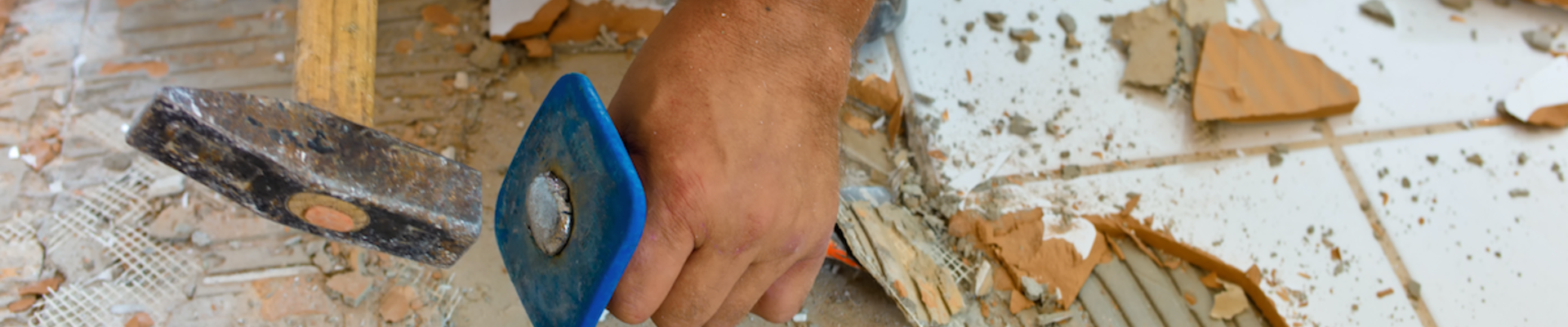 Handwerker entfernt mit Hammer und Meißel Bodenfliesen | © CRB Analyse Service GmbH
